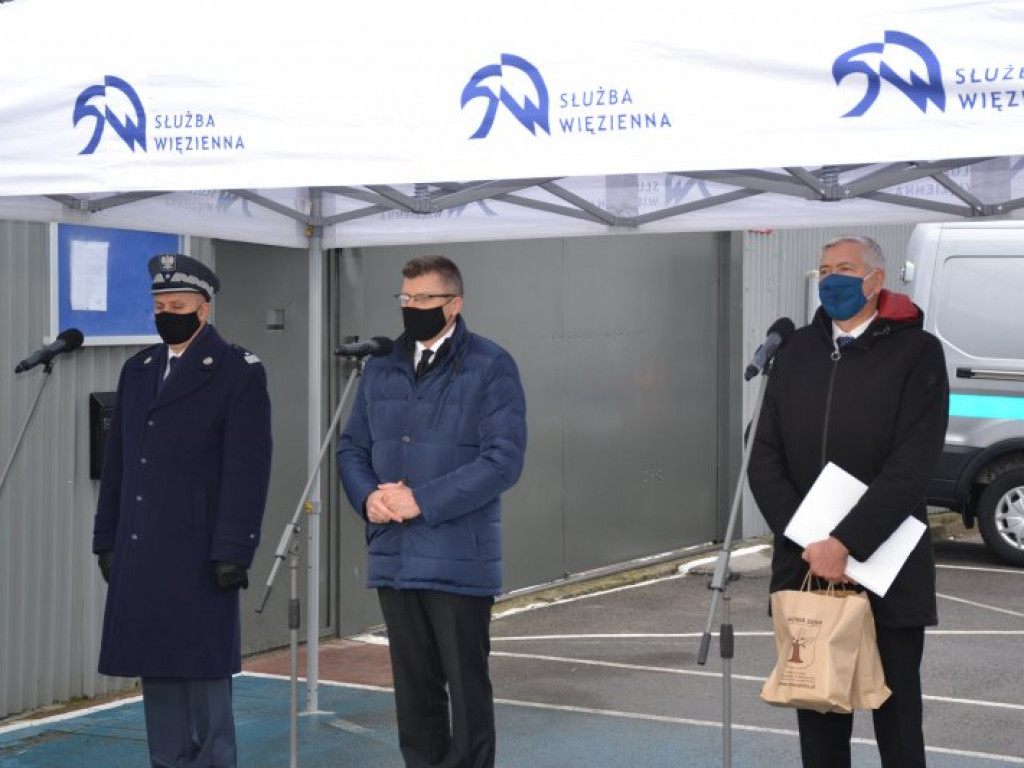 Minister w więzieniu w Chmielowie. Przywiózł 40 mln złotych! [zdjęcia]