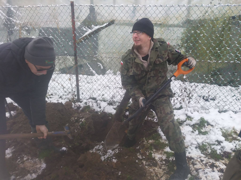 W polu w gminie Wilczyce znaleźli pozostałości czołgu [zdjęcia]