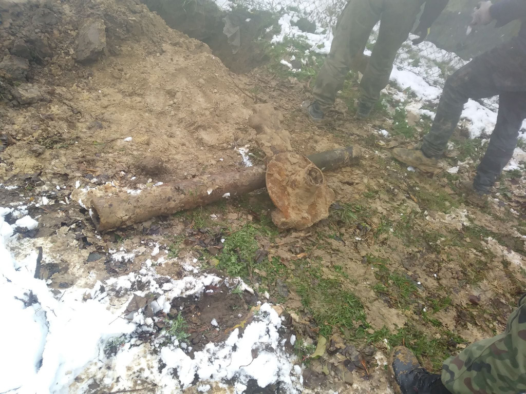 W polu w gminie Wilczyce znaleźli pozostałości czołgu [zdjęcia]