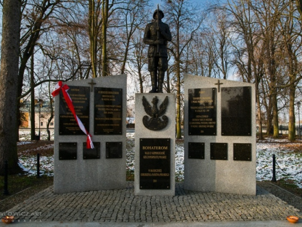 W Staszowie odsłonięto tablicę upamiętniającą Cud nad Wisłą (zdjęcia)