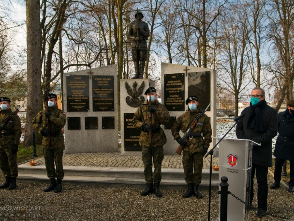 W Staszowie odsłonięto tablicę upamiętniającą Cud nad Wisłą (zdjęcia)