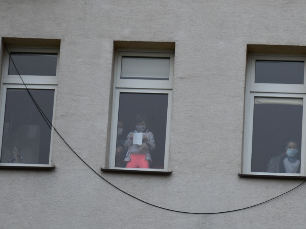 Podarowali małym pacjentom radość. Mikołajkowy spektakl przed szpitalem w Sandomierzu [zdjęcia]