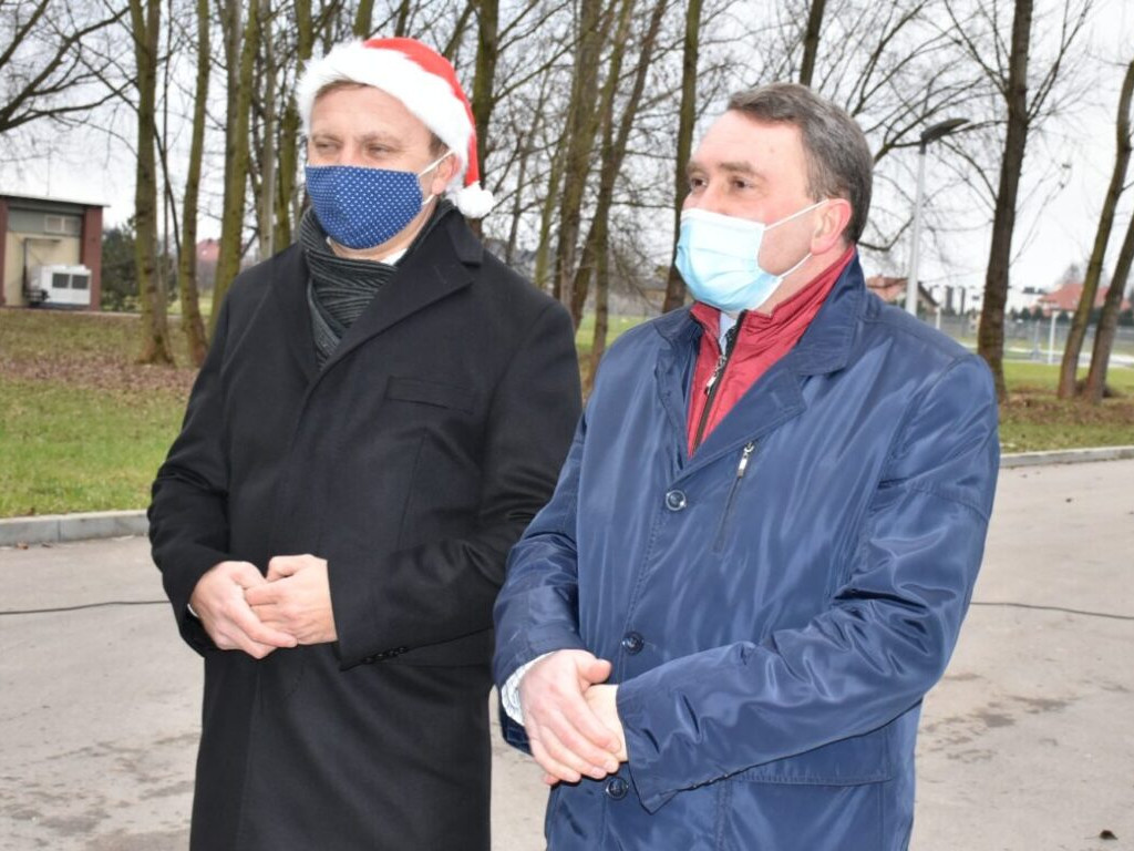 Podarowali małym pacjentom radość. Mikołajkowy spektakl przed szpitalem w Sandomierzu [zdjęcia]