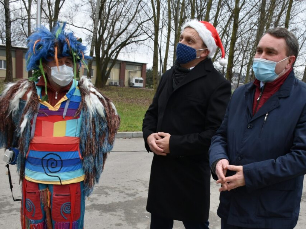 Podarowali małym pacjentom radość. Mikołajkowy spektakl przed szpitalem w Sandomierzu [zdjęcia]