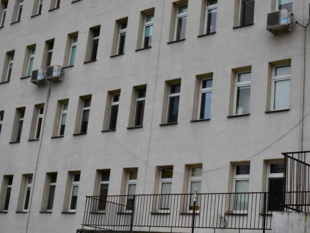 Podarowali małym pacjentom radość. Mikołajkowy spektakl przed szpitalem w Sandomierzu [zdjęcia]