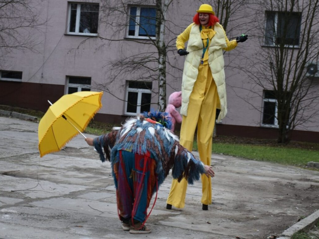 Podarowali małym pacjentom radość. Mikołajkowy spektakl przed szpitalem w Sandomierzu [zdjęcia]