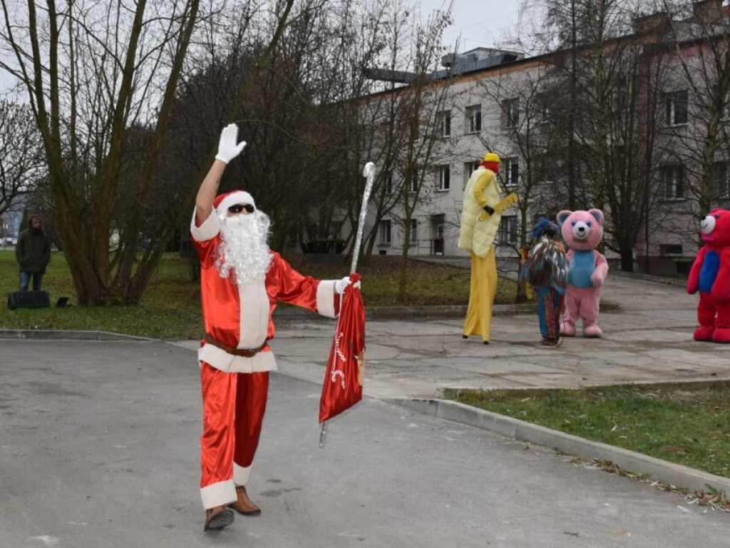 Podarowali małym pacjentom radość. Mikołajkowy spektakl przed szpitalem w Sandomierzu [zdjęcia]