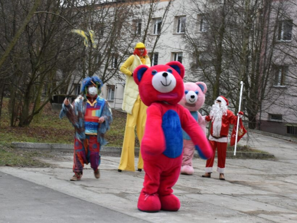 Podarowali małym pacjentom radość. Mikołajkowy spektakl przed szpitalem w Sandomierzu [zdjęcia]
