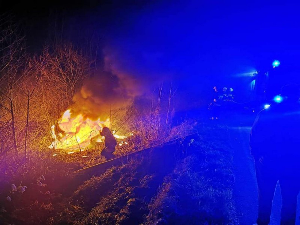 Potężny pożar samochodu osobowego, wcześniej uderzył w słup i dachował [zdjęcia]