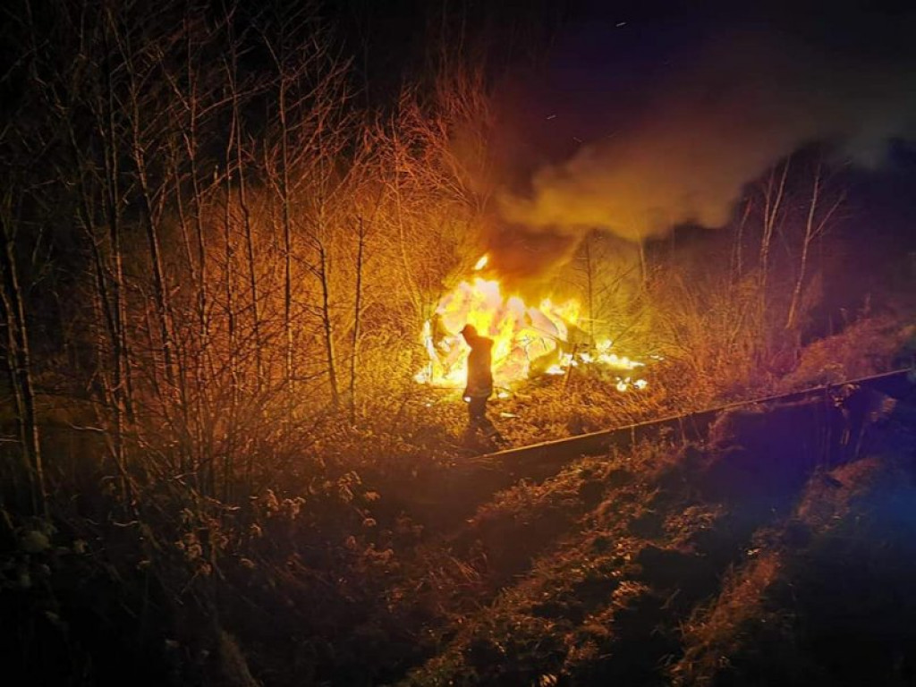 Potężny pożar samochodu osobowego, wcześniej uderzył w słup i dachował [zdjęcia]
