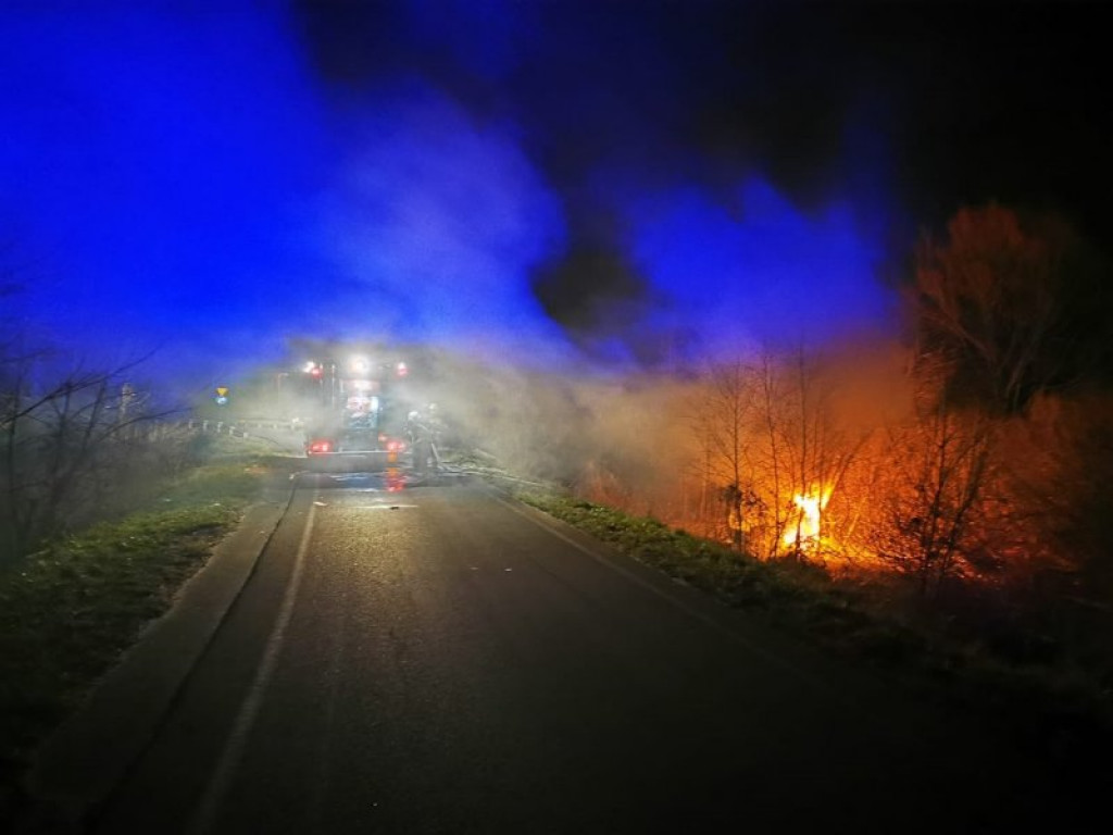 Potężny pożar samochodu osobowego, wcześniej uderzył w słup i dachował [zdjęcia]
