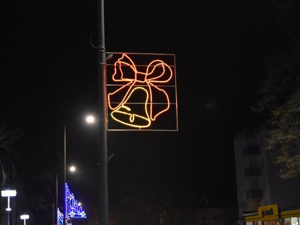 Nowa Dęba przyozdobiona na święta. Zobacz jak! [zdjęcia]