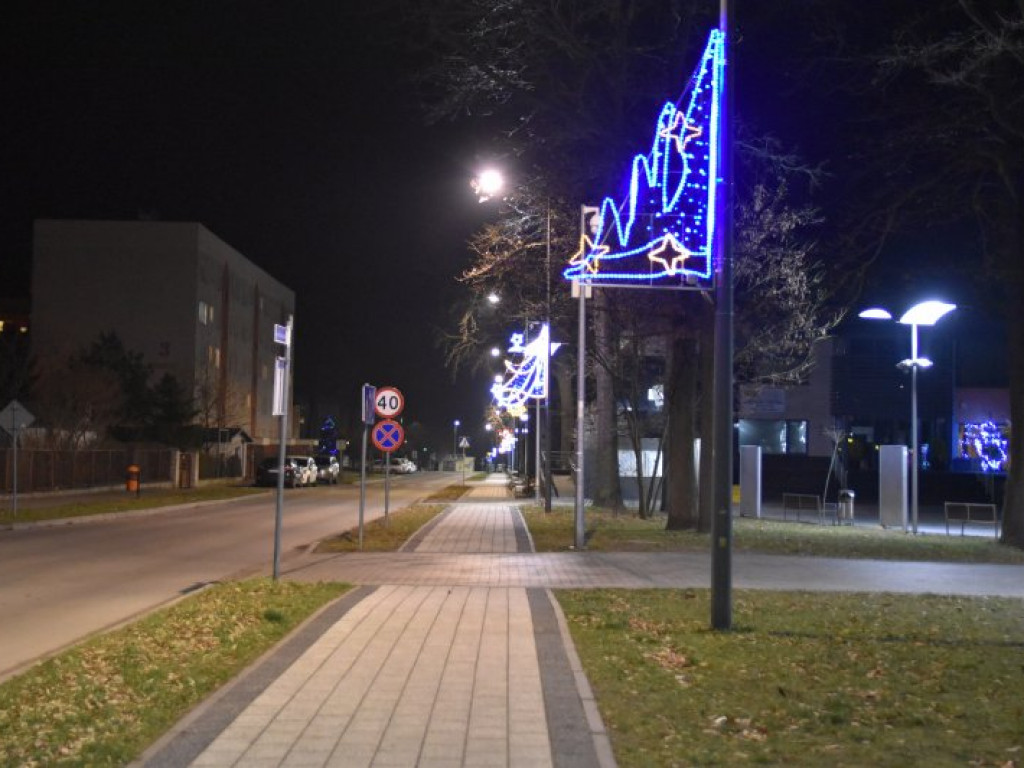 Nowa Dęba przyozdobiona na święta. Zobacz jak! [zdjęcia]
