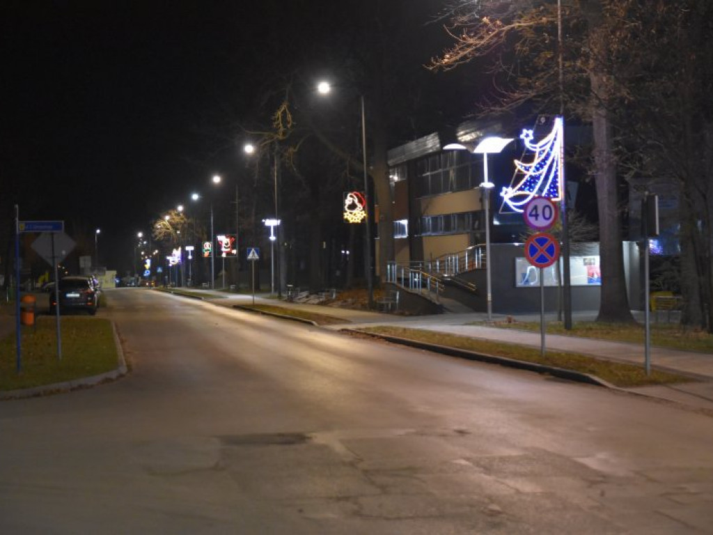 Nowa Dęba przyozdobiona na święta. Zobacz jak! [zdjęcia]