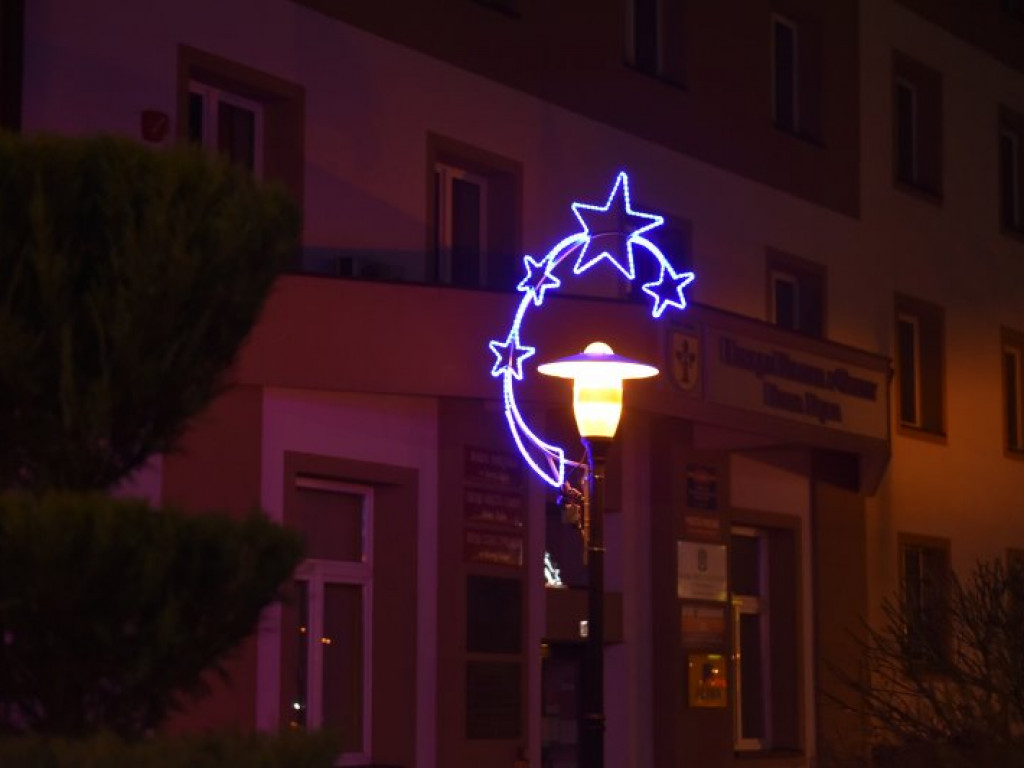 Nowa Dęba przyozdobiona na święta. Zobacz jak! [zdjęcia]