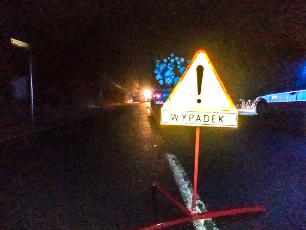 Tragedia na drodze. Samochód najechał na leżącego mężczyznę [zdjęcia]