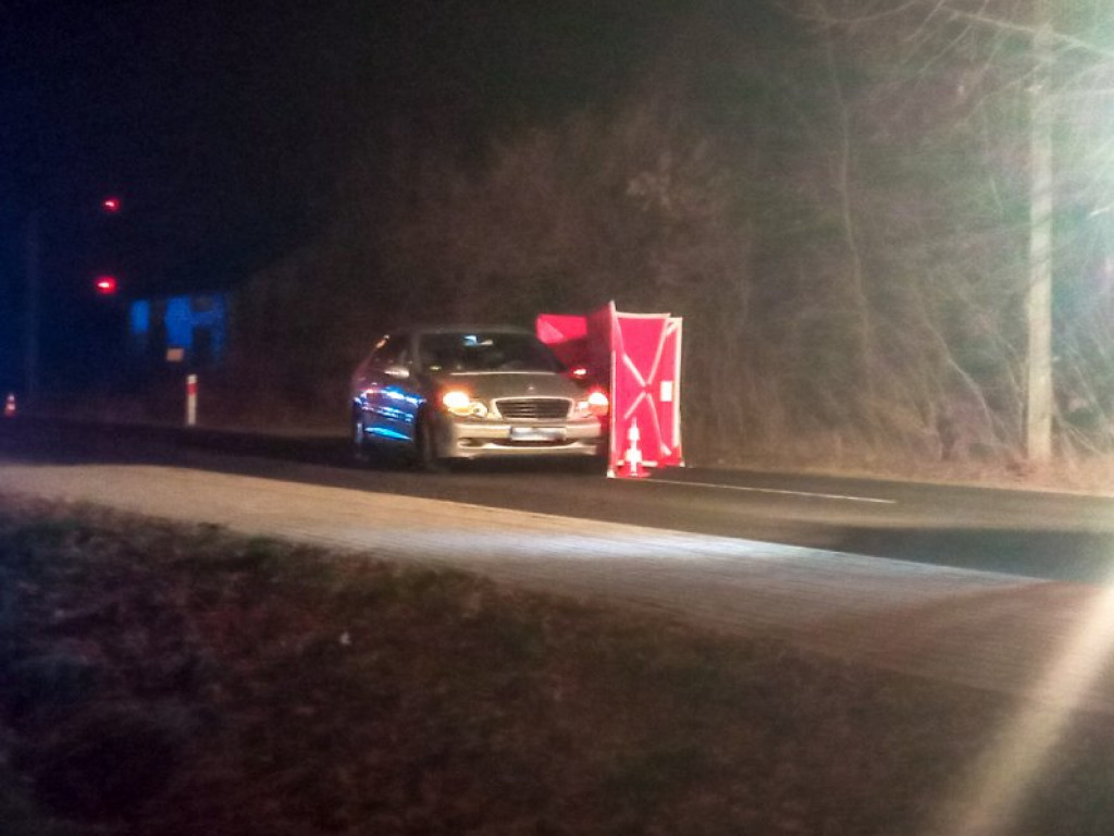 Tragedia na drodze. Samochód najechał na leżącego mężczyznę [zdjęcia]