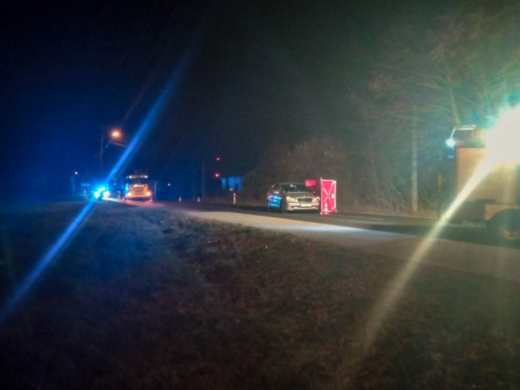 Tragedia na drodze. Samochód najechał na leżącego mężczyznę [zdjęcia]
