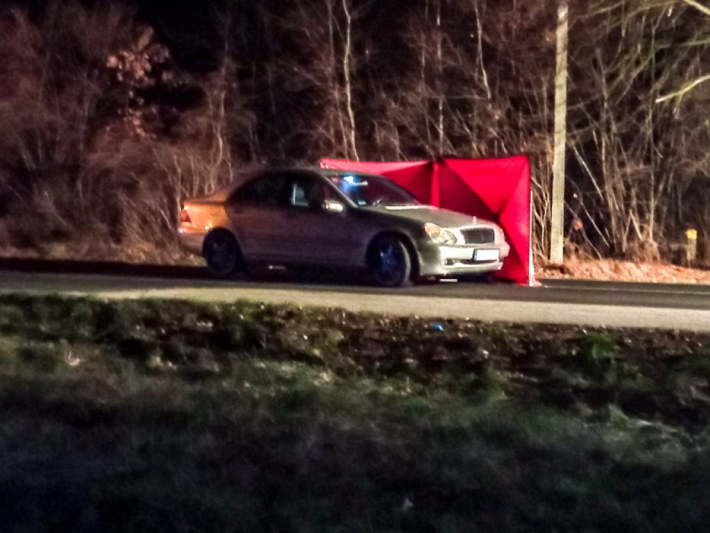 Tragedia na drodze. Samochód najechał na leżącego mężczyznę [zdjęcia]