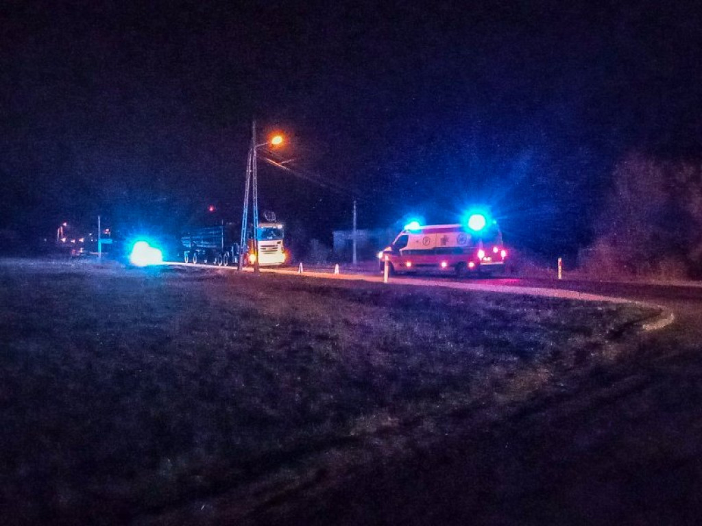 Tragedia na drodze. Samochód najechał na leżącego mężczyznę [zdjęcia]
