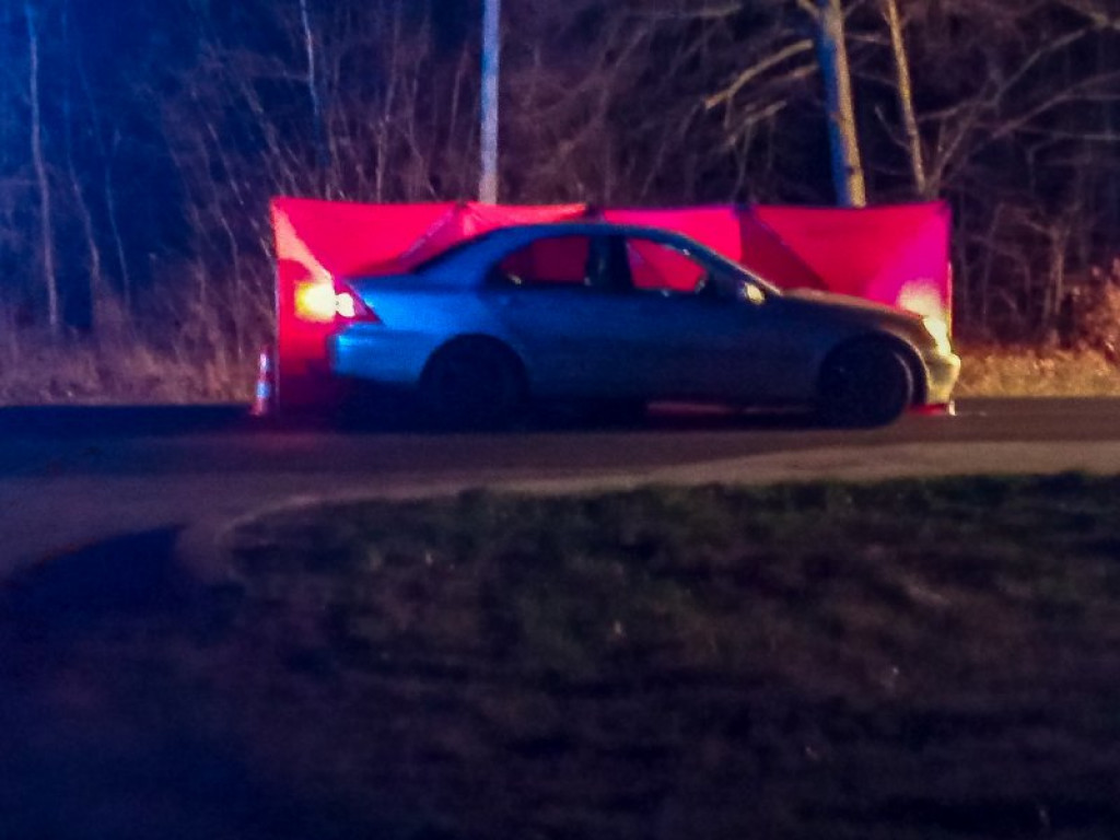 Tragedia na drodze. Samochód najechał na leżącego mężczyznę [zdjęcia]