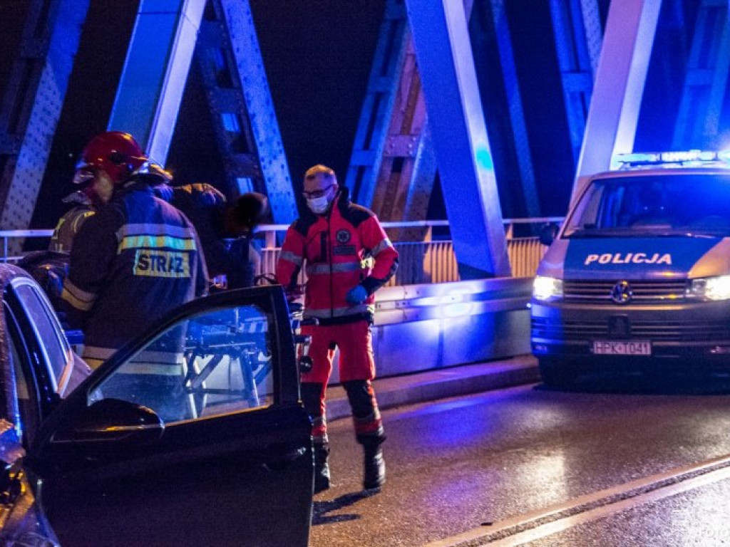 Nocny wypadek na moście w Nagnajowie, byli ranni [wideo][zdjęcia]