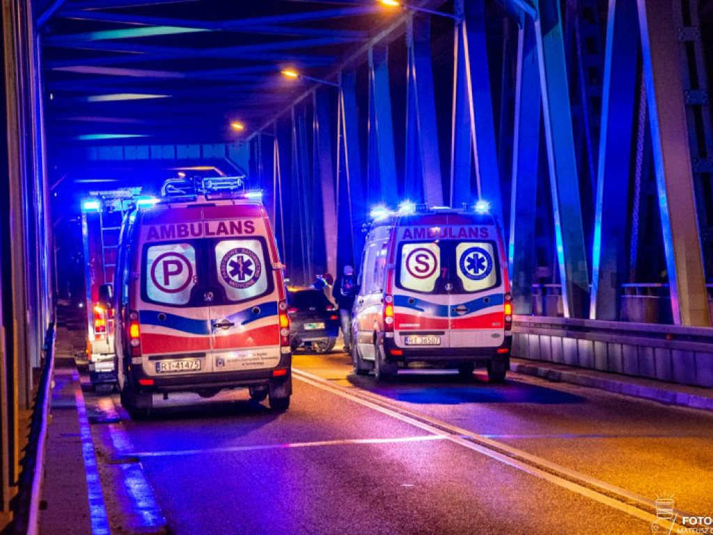 Nocny wypadek na moście w Nagnajowie, byli ranni [wideo][zdjęcia]