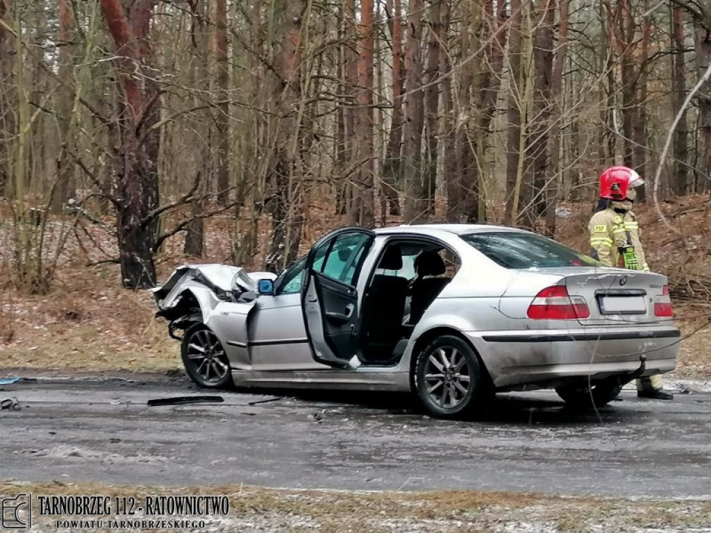 Czołowe zderzenie ciężarówki i bmw, kierowca osobówki w szpitalu [zdjęcia]