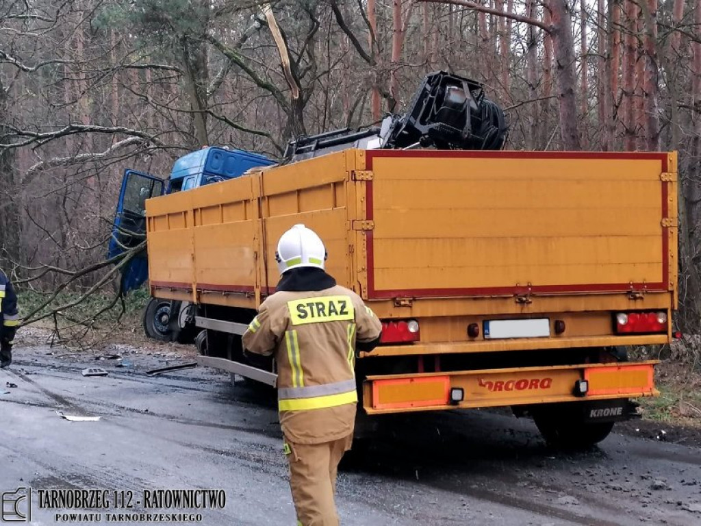 Czołowe zderzenie ciężarówki i bmw, kierowca osobówki w szpitalu [zdjęcia]