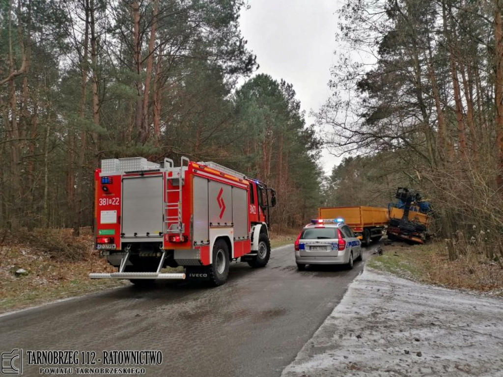 Czołowe zderzenie ciężarówki i bmw, kierowca osobówki w szpitalu [zdjęcia]