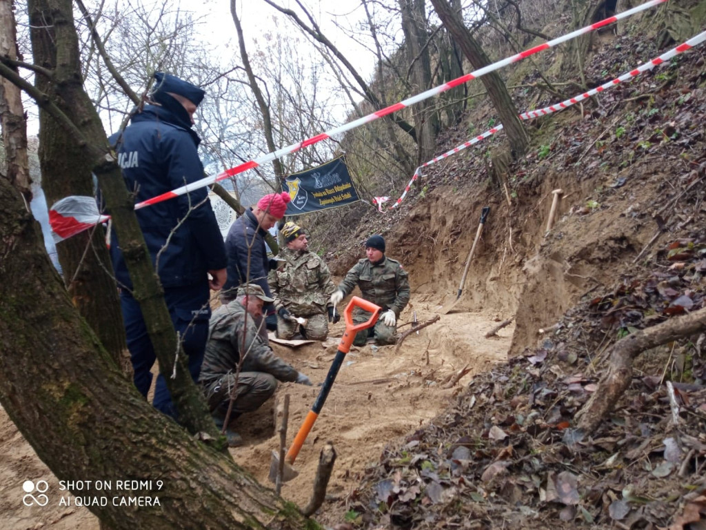 W Męczennicach trwa wydobywanie wraku radzieckiego samolotu. Znaleziono już pozostałości kabiny i ludzkie szczątki [zdjęcia] [video]