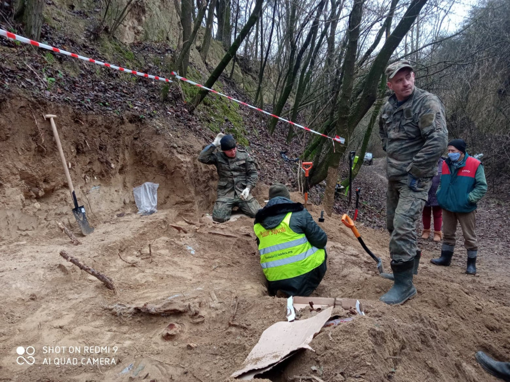 W Męczennicach trwa wydobywanie wraku radzieckiego samolotu. Znaleziono już pozostałości kabiny i ludzkie szczątki [zdjęcia] [video]
