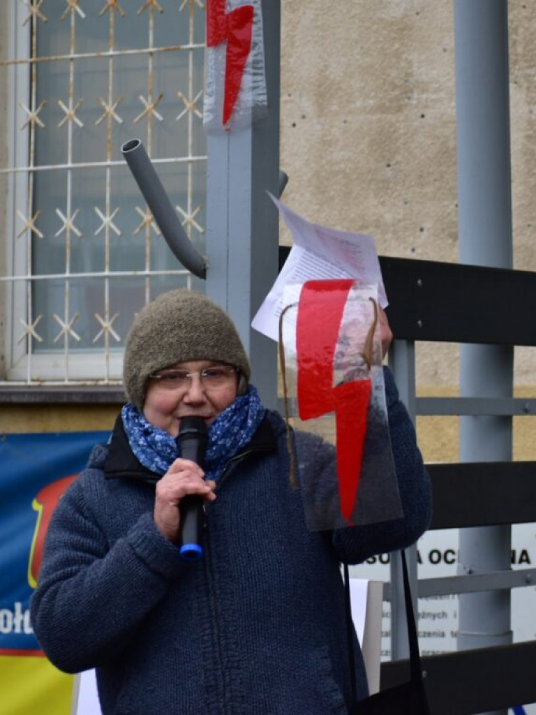 Pikieta przed biurem posła Prawa i Sprawiedliwości w Sandomierzu [zdjęcia]
