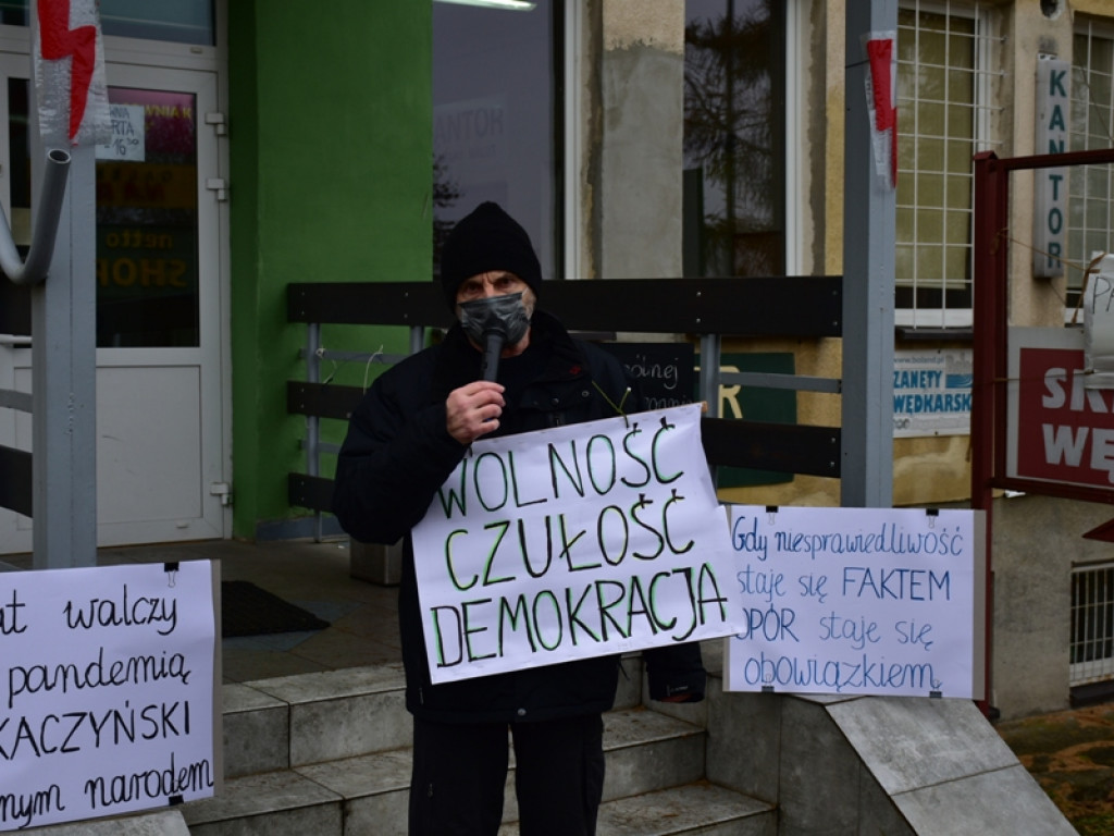 Pikieta przed biurem posła Prawa i Sprawiedliwości w Sandomierzu [zdjęcia]