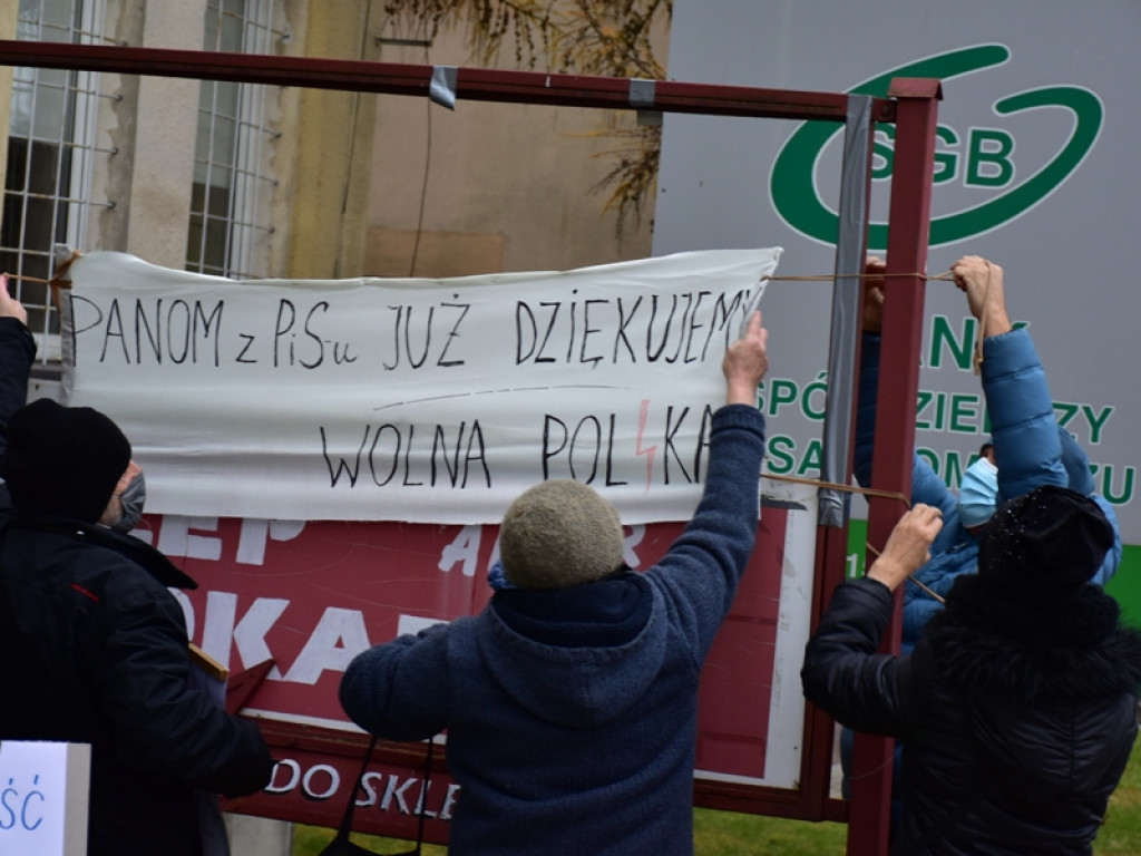 Pikieta przed biurem posła Prawa i Sprawiedliwości w Sandomierzu [zdjęcia]