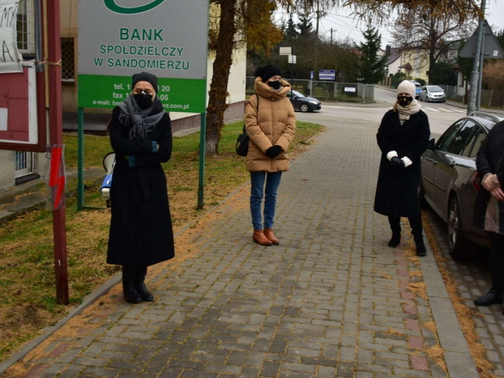 Pikieta przed biurem posła Prawa i Sprawiedliwości w Sandomierzu [zdjęcia]