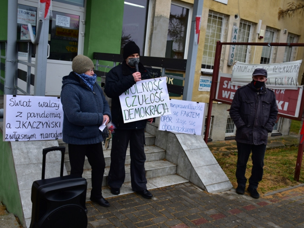 Pikieta przed biurem posła Prawa i Sprawiedliwości w Sandomierzu [zdjęcia]