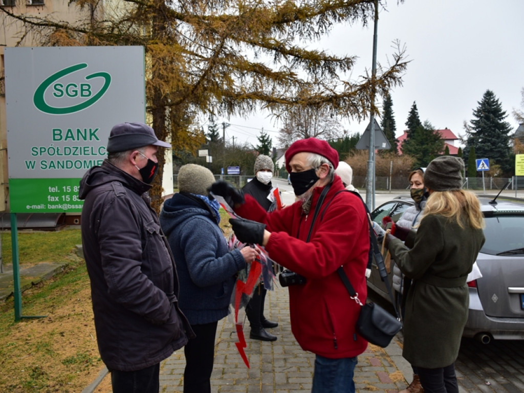 Pikieta przed biurem posła Prawa i Sprawiedliwości w Sandomierzu [zdjęcia]