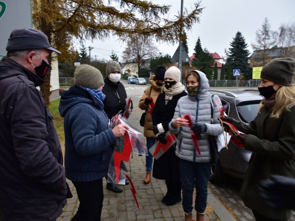 Pikieta przed biurem posła Prawa i Sprawiedliwości w Sandomierzu [zdjęcia]