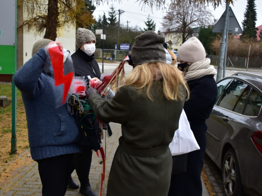 Pikieta przed biurem posła Prawa i Sprawiedliwości w Sandomierzu [zdjęcia]