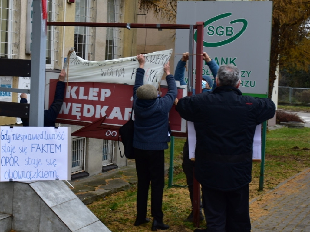 Pikieta przed biurem posła Prawa i Sprawiedliwości w Sandomierzu [zdjęcia]