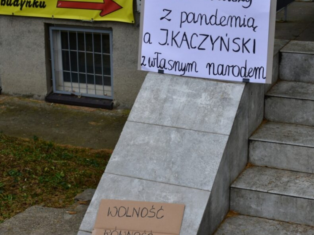 Pikieta przed biurem posła Prawa i Sprawiedliwości w Sandomierzu [zdjęcia]