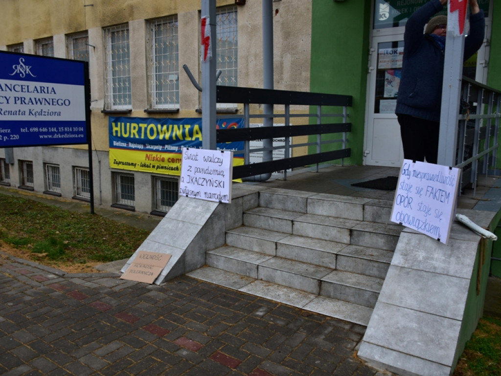 Pikieta przed biurem posła Prawa i Sprawiedliwości w Sandomierzu [zdjęcia]