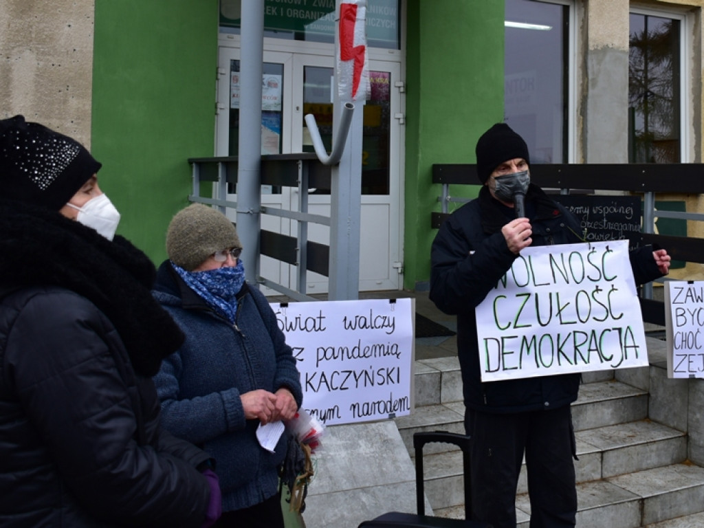 Pikieta przed biurem posła Prawa i Sprawiedliwości w Sandomierzu [zdjęcia]