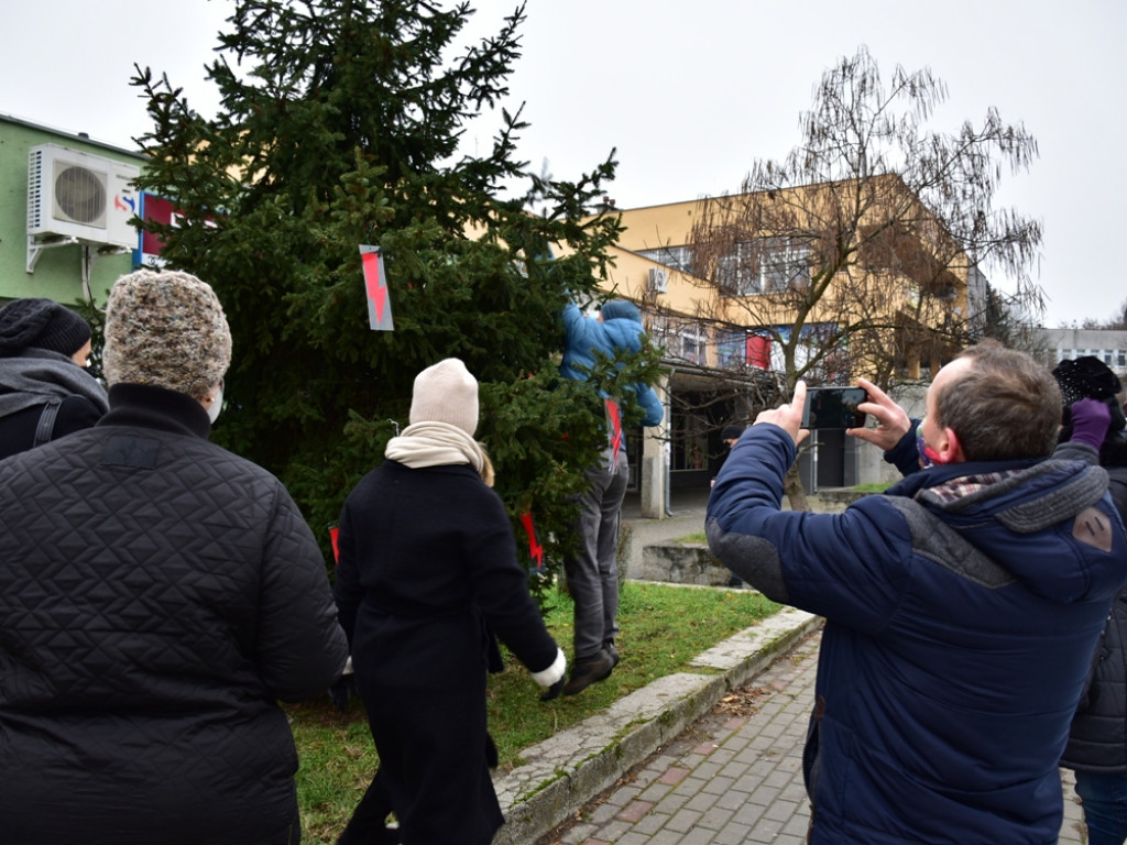 Pikieta przed biurem posła Prawa i Sprawiedliwości w Sandomierzu [zdjęcia]