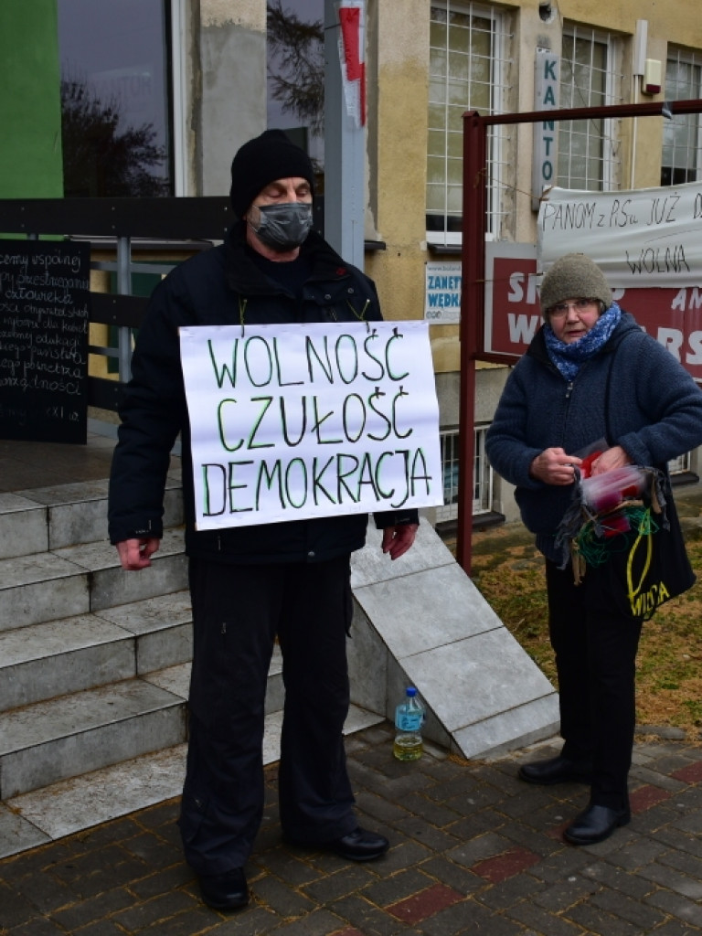 Pikieta przed biurem posła Prawa i Sprawiedliwości w Sandomierzu [zdjęcia]