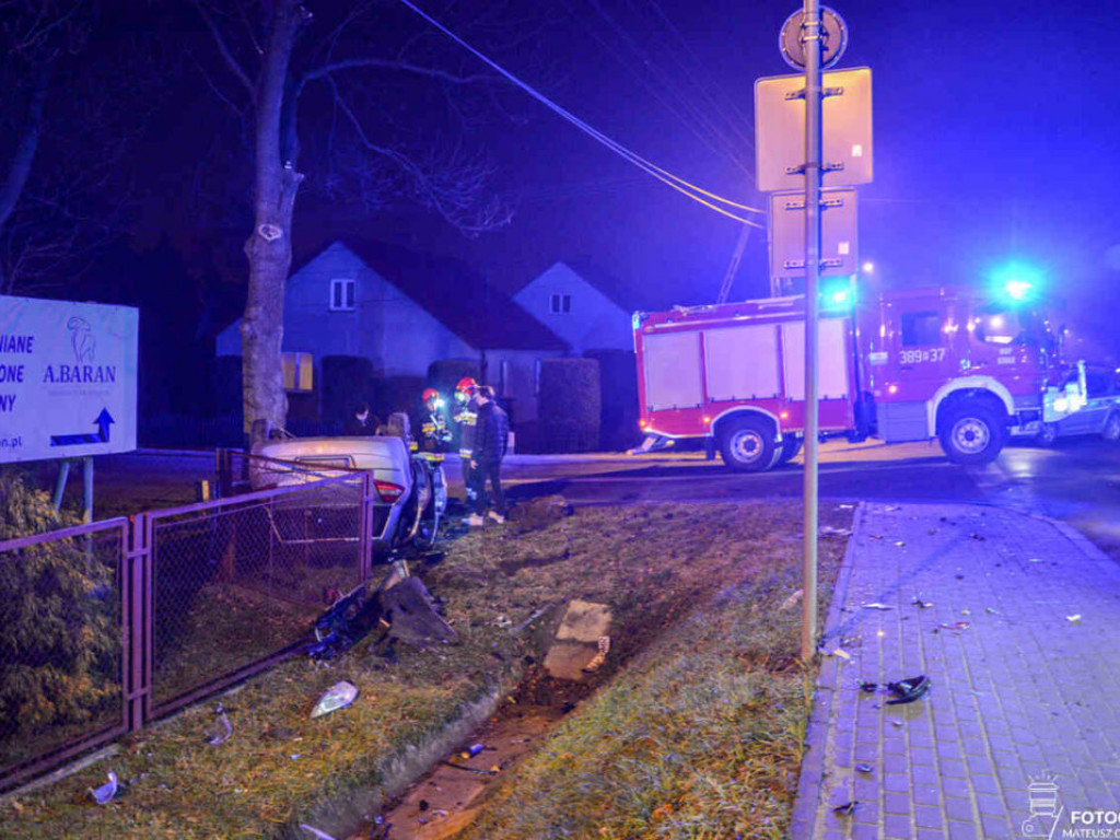 Dachowanie po zderzeniu na skrzyżowaniu w Stalach w gm. Grębów [zdjęcia][wideo]