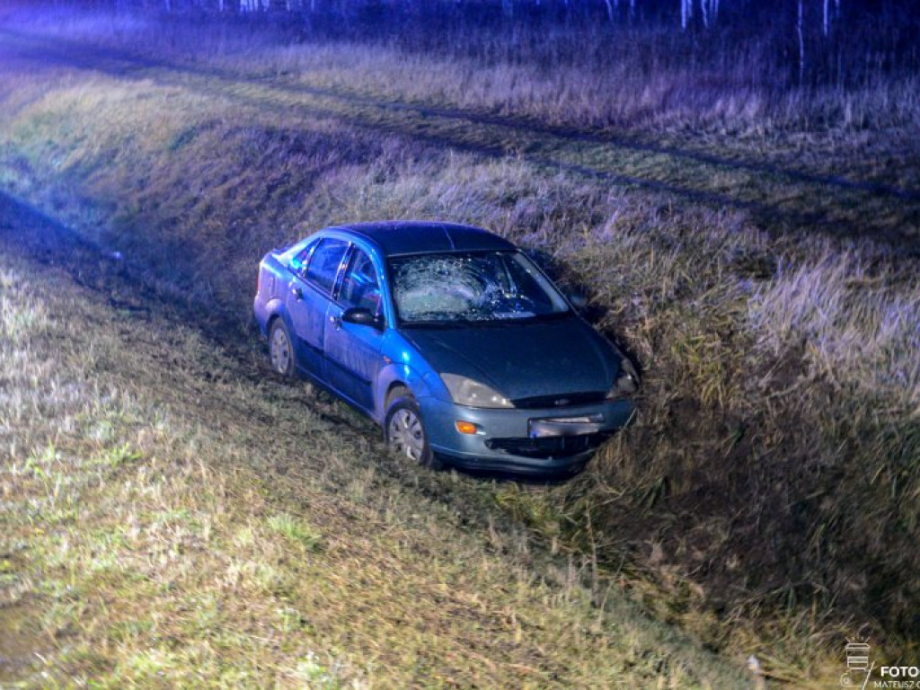 Wypadek w Jeziórku, samochód znalazł się w rowie [zdjęcia]