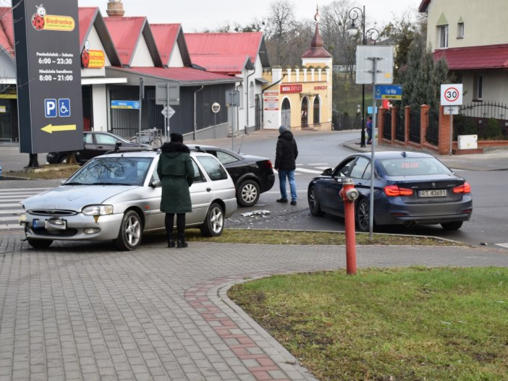Kolizja obok komendy policji w Tarnobrzegu [aktualizacja][zdjęcia]