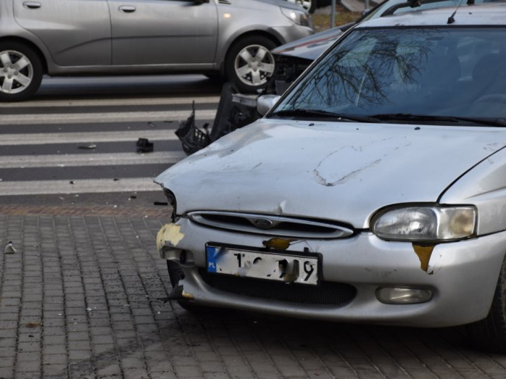 Kolizja obok komendy policji w Tarnobrzegu [aktualizacja][zdjęcia]